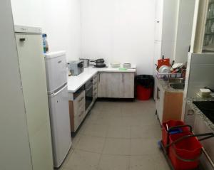 Una cocina o zona de cocina en Albergue Internacional de Teruel City Backpackers