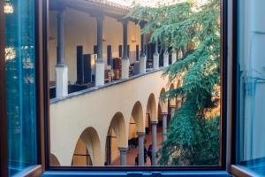 una finestra con vista su un edificio di Apartments Florence Oblate Exclusive View a Firenze
