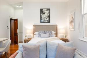 sypialnia z łóżkiem i kanapą w obiekcie Ravenscourt’s Studio Apartment Close to Everything w mieście Sydney