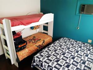 Двухъярусная кровать или двухъярусные кровати в номере Chalé em Mangaratiba - 5 min. da Praia e da Balsa.