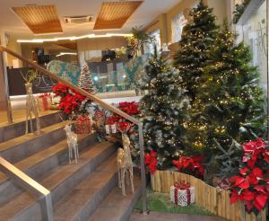 uma árvore de Natal nas escadas de uma loja em Hotel Selu em Córdoba