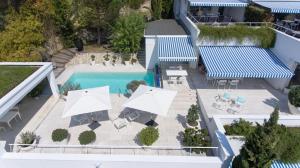 Výhľad na bazén v ubytovaní La Villa Haute Corniche alebo v jeho blízkosti