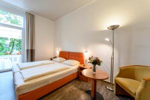 Tempat tidur dalam kamar di Hotel Krone