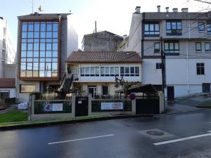 un edificio con una valla frente a una calle en Apartamento en vivienda unifamiliar, con plaza de garaje, en Santiago de Compostela