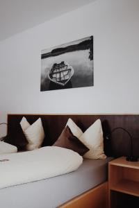 Giường trong phòng chung tại Hotel Martellerhof