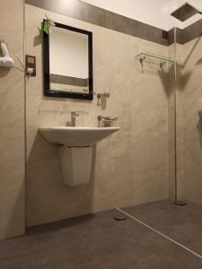 bagno con lavandino e specchio a parete di Suriya Homestay Mirissa a Mirissa Altre 37 foto