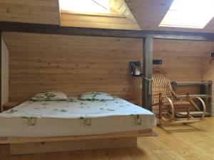Ce lit se trouve dans un dortoir doté d'un mur en bois. dans l'établissement Art d'ECO, à Skole