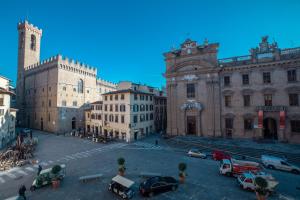 una strada di città con auto parcheggiate di fronte agli edifici di B&B Galileo 2000 a Firenze