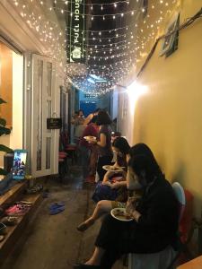 TV a/nebo společenská místnost v ubytování Full House Hostel