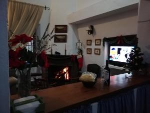 A television and/or entertainment centre at Casa Rural La Maquinilla