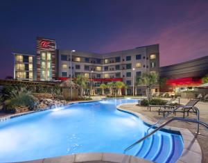 una gran piscina frente a un hotel por la noche en Choctaw Casino Hotel - Grant, en Grant