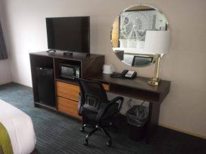 TV a/nebo společenská místnost v ubytování Super 8 by Wyndham Lynnwood