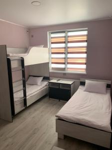 Двухъярусная кровать или двухъярусные кровати в номере Guest House MAX