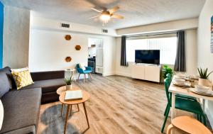 a living room with a couch and a tv at Broadwaysuites Downtown By RocketStay in Miami