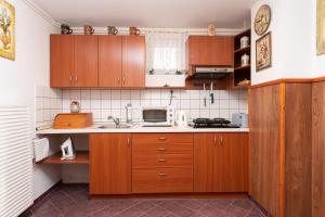 Kuchyňa alebo kuchynka v ubytovaní Tip-Top Apartman Ház