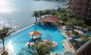 una vista aérea de una gran piscina con el océano en Angra dos Reis Apartamento com Vista para o Mar 6 Condomínio Porto Bali Complexo Mercure, en Angra dos Reis
