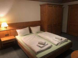 Letto o letti in una camera di Alpenhotel Widderstein