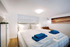 Posteľ alebo postele v izbe v ubytovaní STRANDIDYLLE Apartment mit Meerblick und Kamin