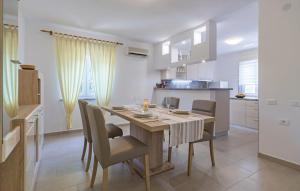 Kuchyňa alebo kuchynka v ubytovaní Ane Apartment