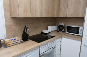 a kitchen with a counter top with a microwave at Moderno,tranquilo, entrada autónoma y fácil aparcamiento. in Madrid