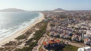 una vista aérea de la playa y del océano en Lindo apto na Rua da Praia Ingleses, en Florianópolis