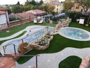 Bazén v ubytovaní B&B Il Sogno del Pinzagrilli alebo v jeho blízkosti