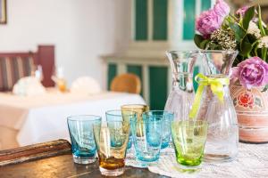 um grupo de copos e vasos sobre uma mesa em Gasthof zur Krone em Aldino
