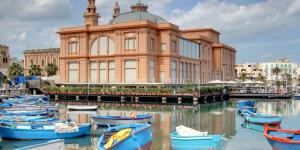 巴里Residenze Benedetto Croce的前面的水面上有船的建筑 更多22张照片