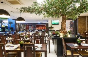 Um restaurante ou outro lugar para comer em RR Hotel da Rocha