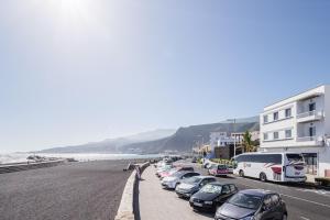 Una fila de autos estacionados en una calle al lado de la playa en MARITIMA 73, en Santa Cruz de la Palma