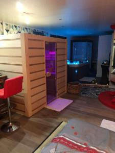 Istumisnurk majutusasutuses SPABYELLEETLUI spa rouge ou bleu