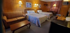 Giường trong phòng chung tại Red Ranch Inn