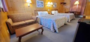 Giường trong phòng chung tại Red Ranch Inn