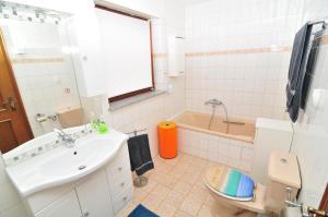 Koupelna v ubytování Haus Rheinterrasse + 27 fotografií