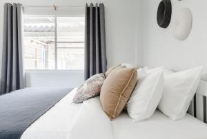 En eller flere senge i et værelse på Chiang Mai Jasmine Cottage