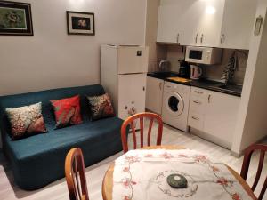 トレビエハにあるRelax&Marのリビングルーム(ソファ、テーブル付)、キッチンが備わります。