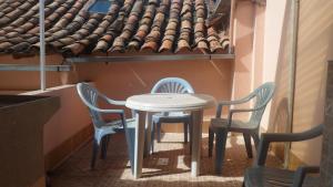 mesa y sillas en una habitación con techo en Nice studio in historic center with private bathroom and kitchen!, en Cusco