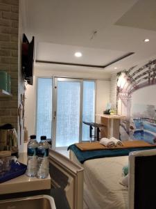 Postel nebo postele na pokoji v ubytování Apartment CLOUD Asia Afrika Bandung