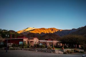 卡奇米拉路纳博德加精品酒店的以山为背景的建筑物