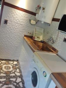 Η κουζίνα ή μικρή κουζίνα στο Alojamiento Moni +57 φωτογραφίες