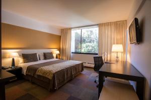Llit o llits en una habitació de Hotel Alborada