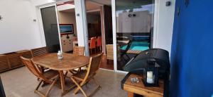 una camera con tavolo, sedie e piscina di Villa Mariña piscina climatizada opcional y 2 bicis gratuitas a Playa Blanca