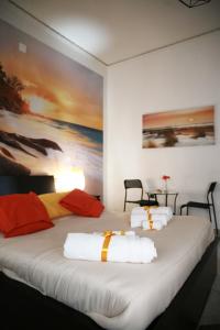 2 Betten in einem Zimmer mit Wandgemälde in der Unterkunft B&B Magma in Ercolano
