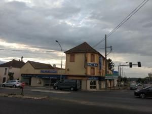 a building on the corner of a street with a traffic light at LE PETIT FOSSARD Montereau - Fontainebleau in Le Petit-Fossard