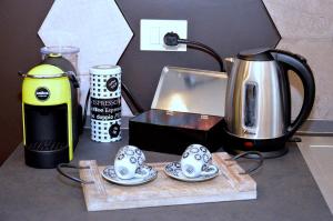 Příslušenství pro přípravu čaje a kávy v ubytování Lorelai Inn