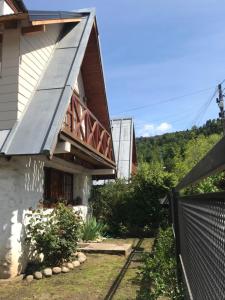 una casa con una valla delante de ella en Casa Mora en San Martín de los Andes