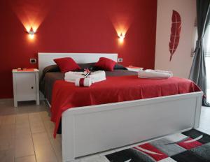 ein rotes Schlafzimmer mit einem Bett mit roten Wänden in der Unterkunft B&B Magma in Ercolano