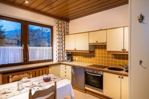 A kitchen or kitchenette at Das Landhaus