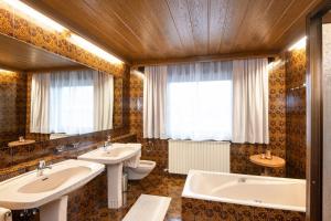 A bathroom at Das Landhaus