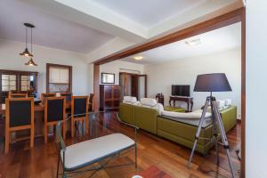 พื้นที่นั่งเล่นของ Deluxe Marina Apartment - Azorean Butler